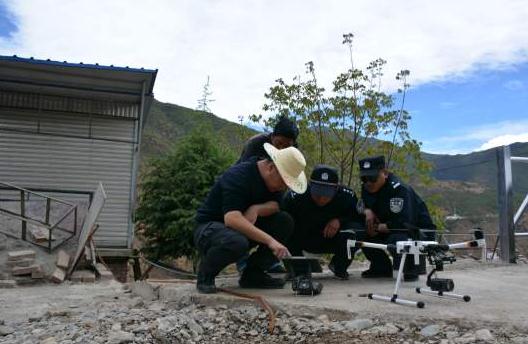 將無人機集成到治安中的第二個主要障礙是由于當前電池技術(shù)的限制，無人機的飛行時間有限。大多數(shù)無人機的平均電池壽命可維持約30分鐘的飛行時間。