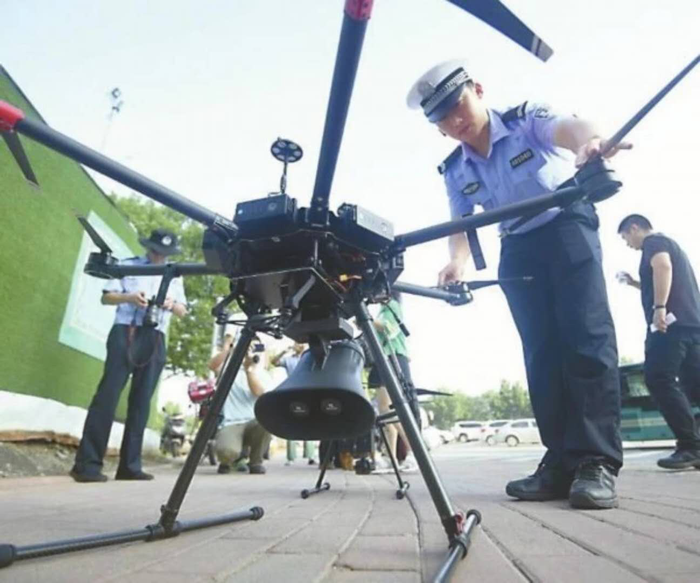 交警利用無人機(jī)查處道路違法行為