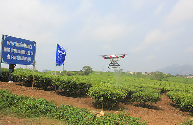 一架植保無人機平穩(wěn)飛至茶園上空