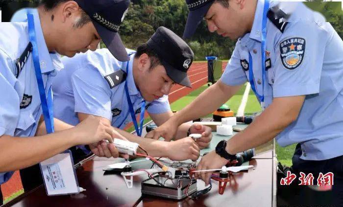 民警正在檢查組裝無人機。