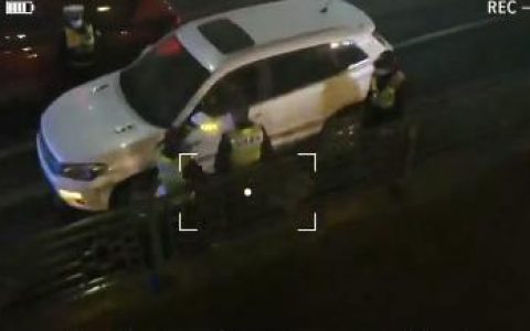 貴陽交警黑科技登場！無人機夜間抓捕酒駕闖關(guān)違法車輛