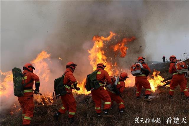 無人機(jī)投彈精準(zhǔn)滅火，森林消防技能競賽“火爆”上演