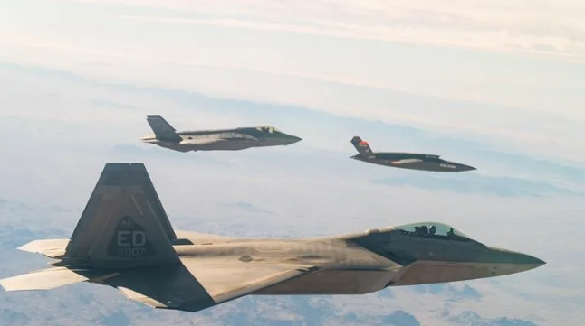 美國空軍開展F-22、F-35A、XQ-58A無人機(jī)編隊(duì)飛行數(shù)據(jù)共享測試