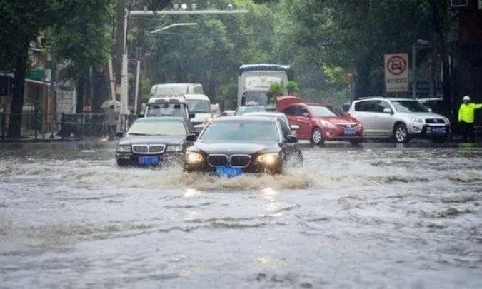 鄭州暴雨預(yù)警后，高架上停滿了車，市民稱上次大雨心里有陰影