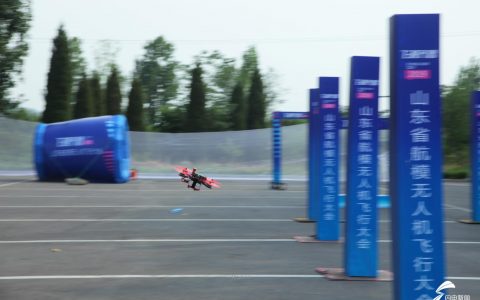 競速無人機“空中F1”，第一視角帶你體驗競速無人機