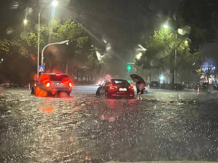 杭州這陣雨實(shí)在太大，最大在聞濤社區(qū)！已有小區(qū)地下車庫(kù)進(jìn)水，好多車子泡水里