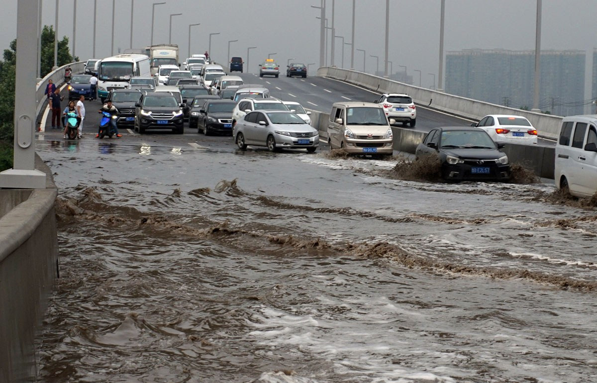 鄭州暴雨預(yù)警后，高架上停滿了車，市民稱上次大雨心里有陰影