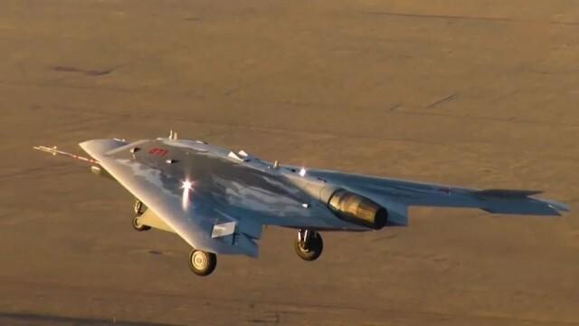 俄版“忠誠僚機(jī)”S-70“獵人”無人機(jī)（內(nèi)置彈艙可攜帶2.8噸彈藥）