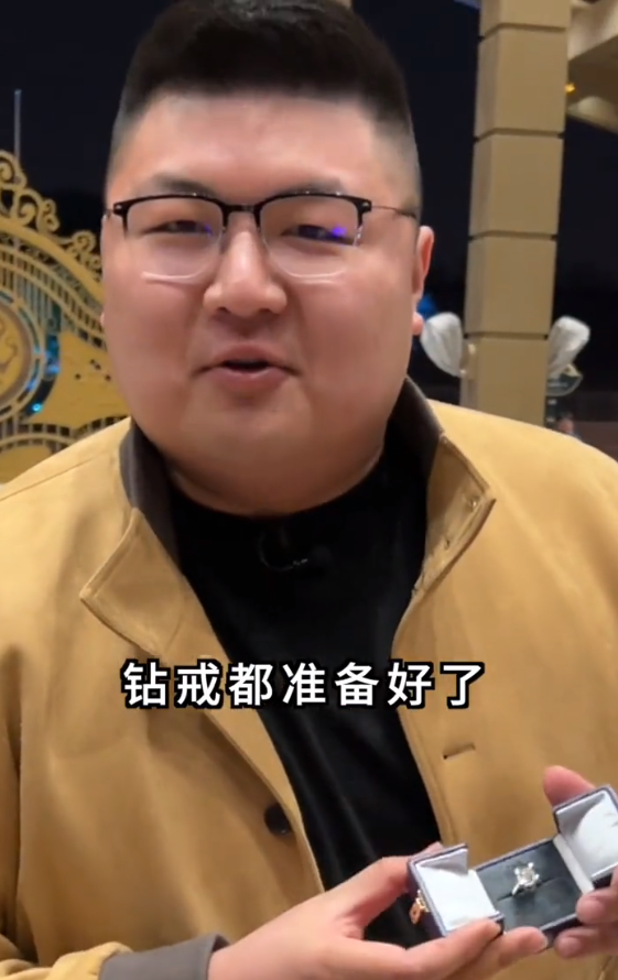 4020W網(wǎng)紅猴哥求婚，上千臺無人機表演，求婚戒指價值百萬