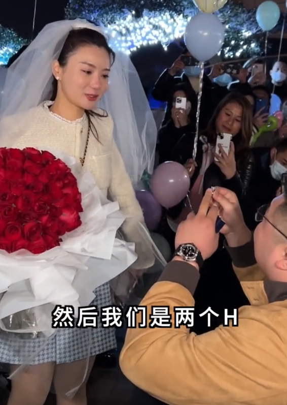 4020W網(wǎng)紅猴哥求婚，上千臺無人機表演，求婚戒指價值百萬