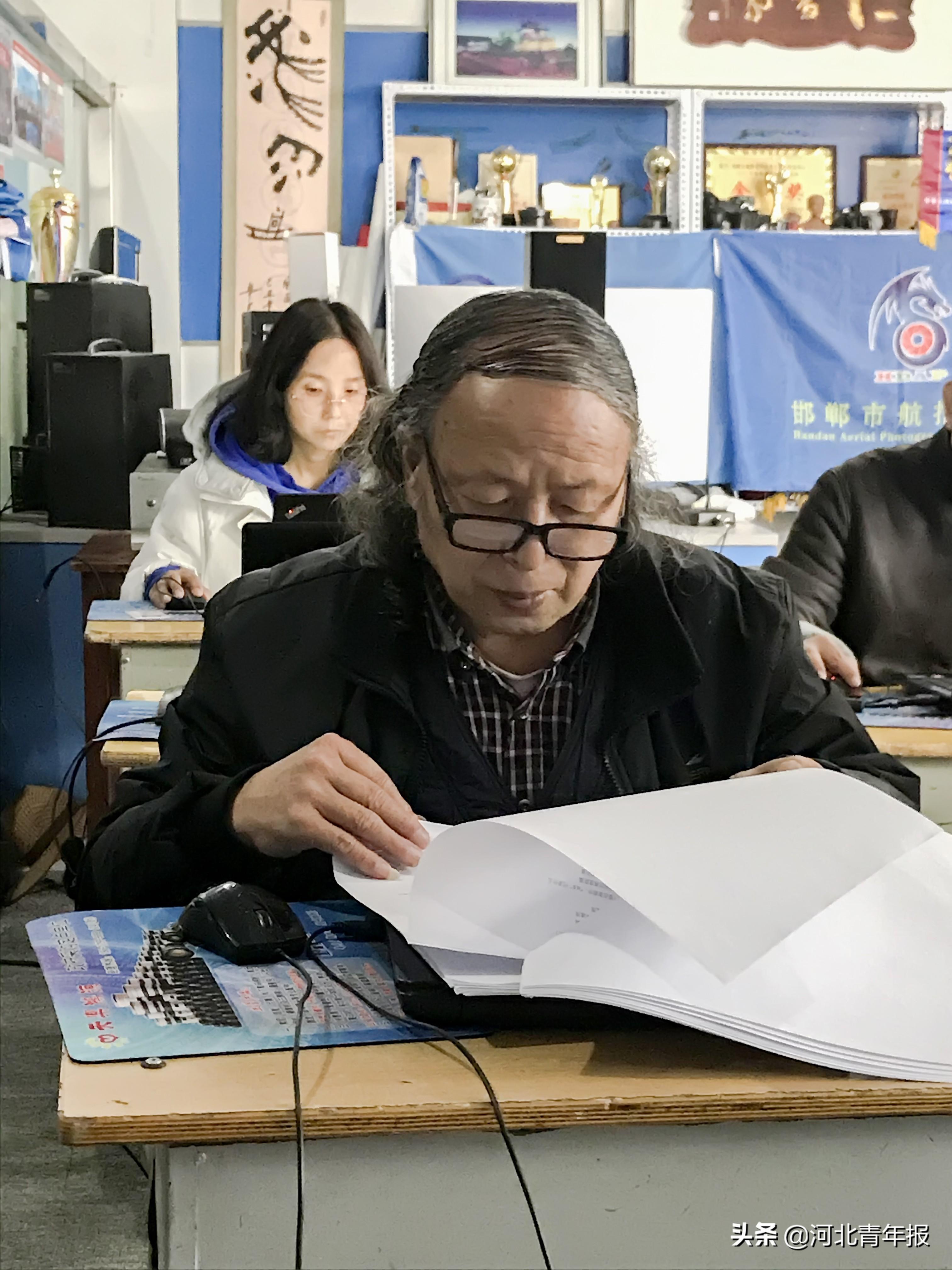 多大可以學習無人機？66歲老人參加無人機技術(shù)培訓