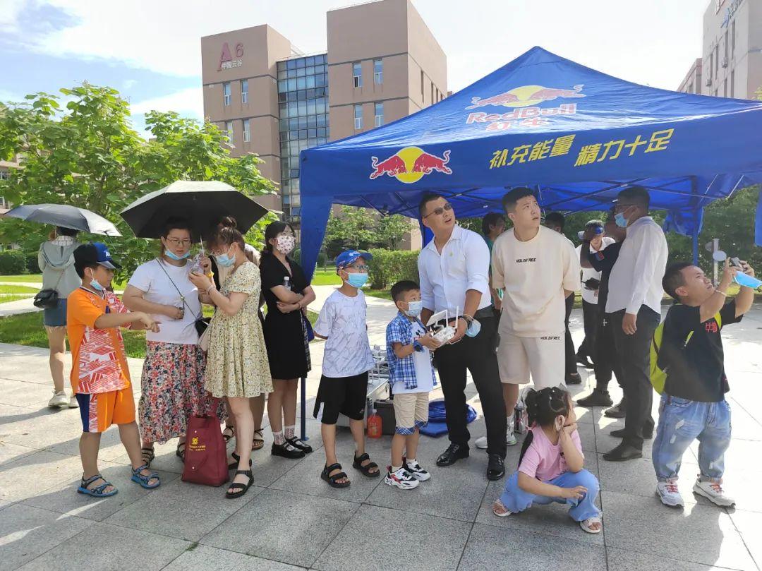 哈爾濱科普體驗行首場活動在神州精英無人機(jī)文化教育科普基地舉行